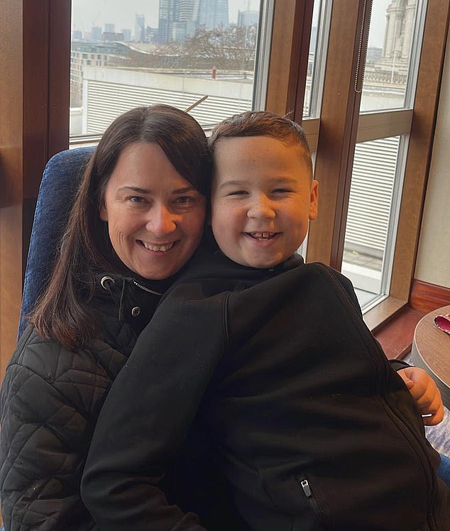 ديفيد ماكينا مع والدته إليزابيث التي تبرعت له بكليتها عندما كان في العاشرة من عمره