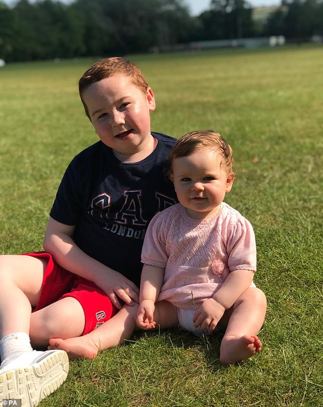 ديفيد ماكينا مع أخته الصغيرة إيمير