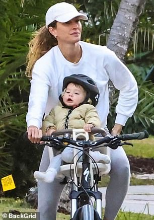 ارتدى بوندشين ملابسه أثناء الرحلة النهارية بزوج من السراويل الضيقة ذات اللون الرمادي الفاتح بالإضافة إلى قميص من النوع الثقيل الأبيض