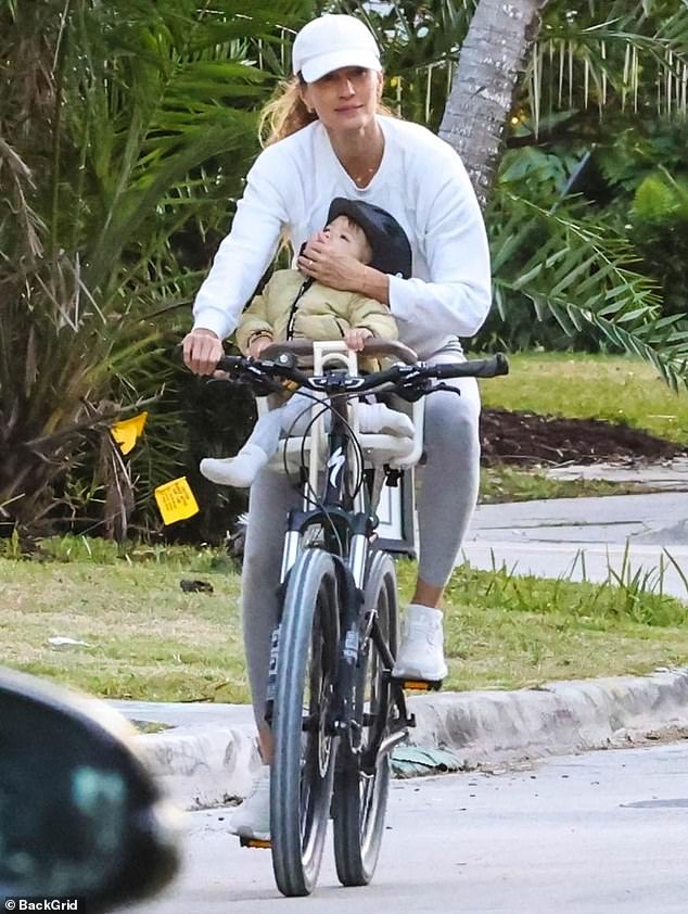 تم وضع قبعة بيضاء فوق خصلات شعرها الطويلة التي تم سحبها مرة أخرى إلى شكل ذيل حصان بسيط