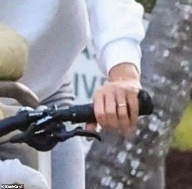 تشارك النجمة الطفل البالغ من العمر عامًا واحدًا مع فالينتي – التي قالت رسميًا “أفعلها” في أواخر العام الماضي في ديسمبر خلال حفل خاص