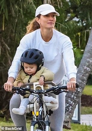 وبينما اختارت عدم ارتداء المجوهرات البراقة خلال نزهة نهاية الأسبوع، تم رصد خاتم ذهبي على إصبعها البنصر