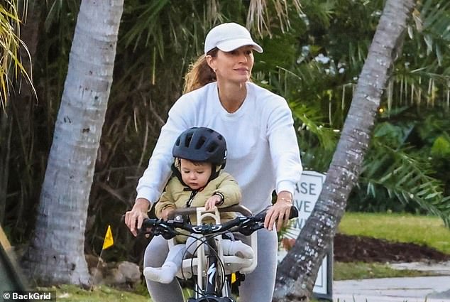 تشارك النجمة الطفل البالغ من العمر عامًا واحدًا مع فالينتي – التي قالت رسميًا “أفعلها” في أواخر العام الماضي في ديسمبر خلال حفل خاص