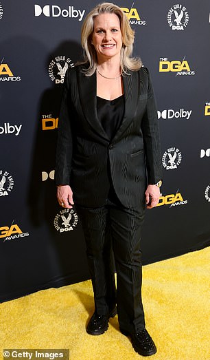 كانت ليز باتريك - المديرة الحالية لـ SNL - ترتدي بنطالًا أسود بالإضافة إلى سترة مطابقة