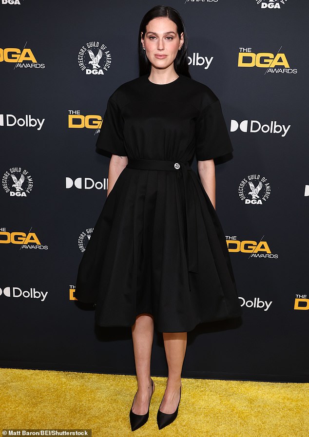 وظهرت إيفا فيكتور أنيقة بكل سهولة وارتدت فستانًا أسود قصير الأكمام وصل إلى ركبتيها وتضمن حزامًا ملفوفًا حول خصرها.