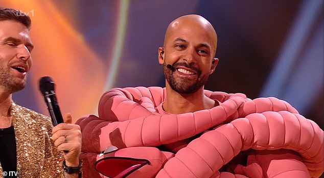 تم الكشف عن نجم JLS باعتباره الشخصية خلال الدور نصف النهائي، بعد الكثير من التكهنات من المشاهدين بأنه كان وراء القناع