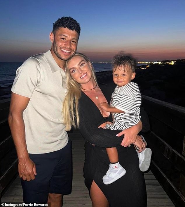 الآن في أول مقابلة له منذ التوقيع مع النادي، كشف أليكس أن المغنية بيري ستتوجه إلى اسكتلندا مع ابنهما أكسل، البالغ من العمر أربعة أعوام، وابنتهما المولودة حديثًا ألانيس.