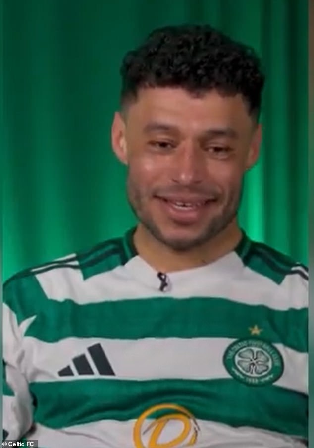 وقع لاعب كرة القدم الإنجليزي السابق، 32 عامًا، مع سلتيك بعقد مدته خمسة أشهر بعد التدريب مع أرسنال واللعب مع فريق تحت 21 عامًا للحفاظ على لياقته البدنية.