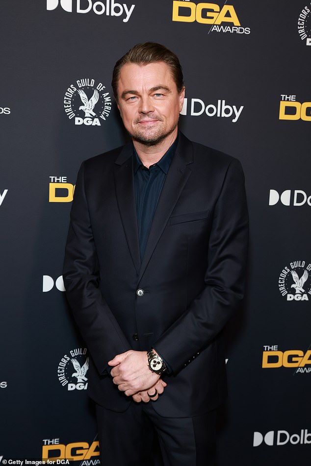 كان ليوناردو دي كابريو يبتسم في حلة سوداء