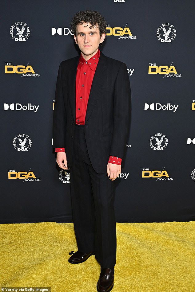 قام هاري بتصميم شخصية أنيقة للسهرة مرتديًا قميصًا أحمر مرصعًا جريئًا نسقه مع سترة سوداء وبنطلون مطابق.