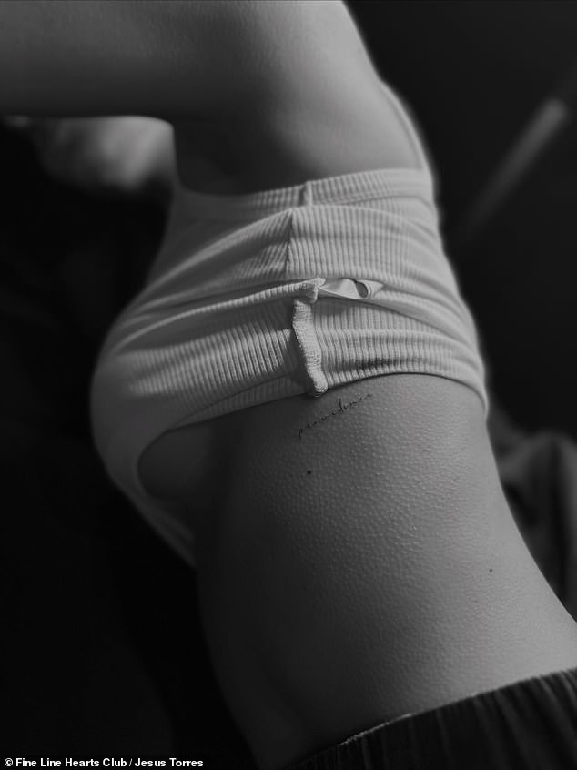 وأظهرت اللقطات أيضًا أن جاكي قامت بعمل وشم خاص بها، واختارت كلمة 