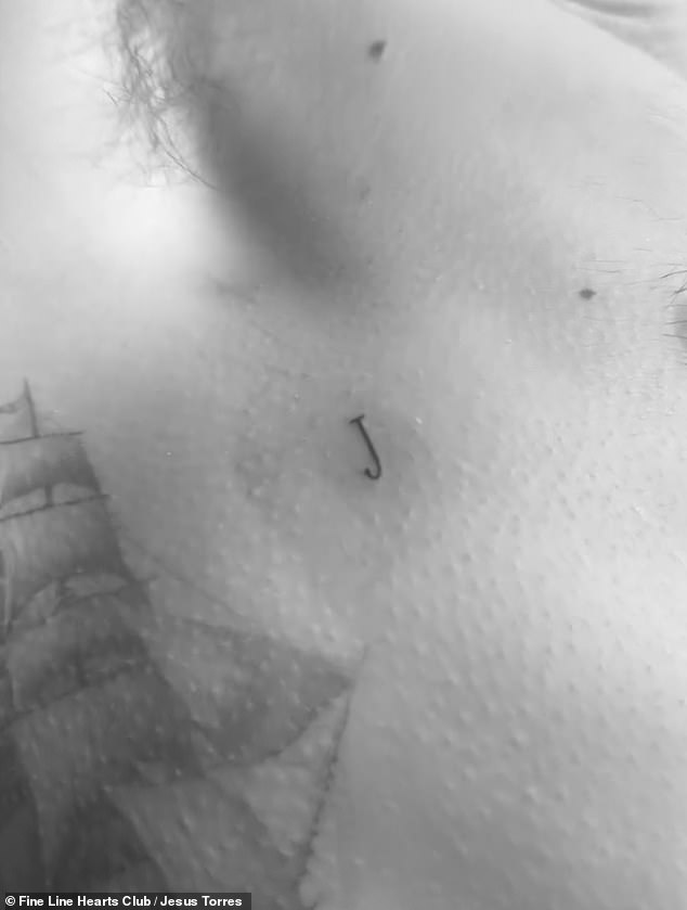 أشاد كروز بصديقته جاكي أبوستل من خلال إضافة حرف J إلى جذعه