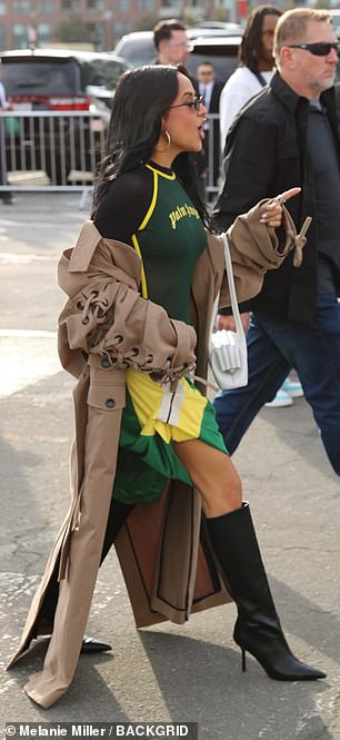 في مكان آخر، تبخترت Becky G داخل حفل 2026 Fanatics Super Bowl