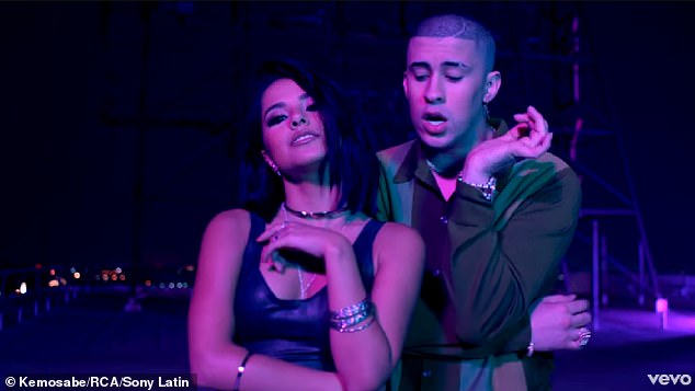 في عام 2017، تعاون الدكتور Luke protégée ومغني الراب البورتوريكي البالغ من العمر 31 عامًا (على اليمين) في الثنائي Mayores، كما ظهرا أيضًا في ريمكس 2018 لأغنية Daddy Yankee Dura