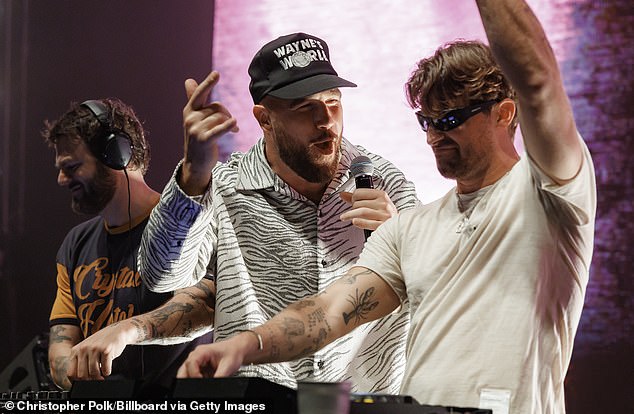 قام Kelce أيضًا بضرب SI The Party من Sports Illustrated، والذي أقيم في Cow Palace Arena & Event Center حيث انضم إلى The Chainsmokers على خشبة المسرح