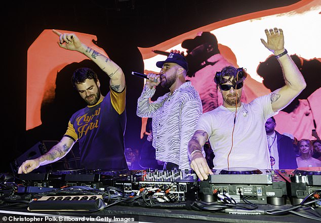 قدم مذيع برنامج The New Heights واجبات رجل الضجيج على الميكروفون على خشبة المسرح مع الثنائي DJ Alex Pall وDrew Taggart