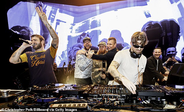 احتضن الرياضي الذي يبلغ طوله 6 أقدام و5 بوصات بحماس النهاية الضيقة لفريق سان فرانسيسكو 49ers جورج كيتل والنهاية الضيقة المتقاعدة من اتحاد كرة القدم الأميركي Rob 'Gronk' Gronkowski أثناء وجوده على خشبة المسرح