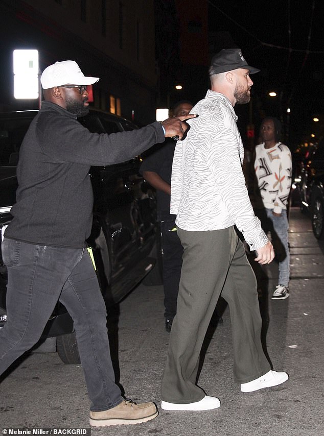 من بين المشاهير الآخرين في Raising Cane's ترافيس كيلسي (على اليمين)، وهو بطل Super Bowl ثلاث مرات