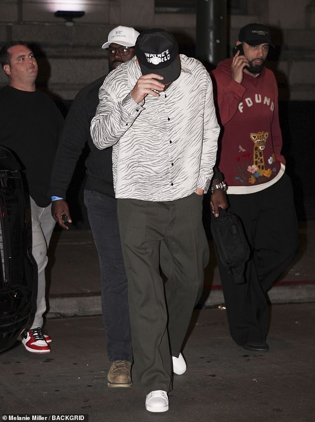 ارتدى كانساس سيتي تشيفز البالغ من العمر 36 عامًا قبعة سوداء من Wayne's World مع بلوزة بطبعة حمار وحشي وسروال أخضر زيتوني.