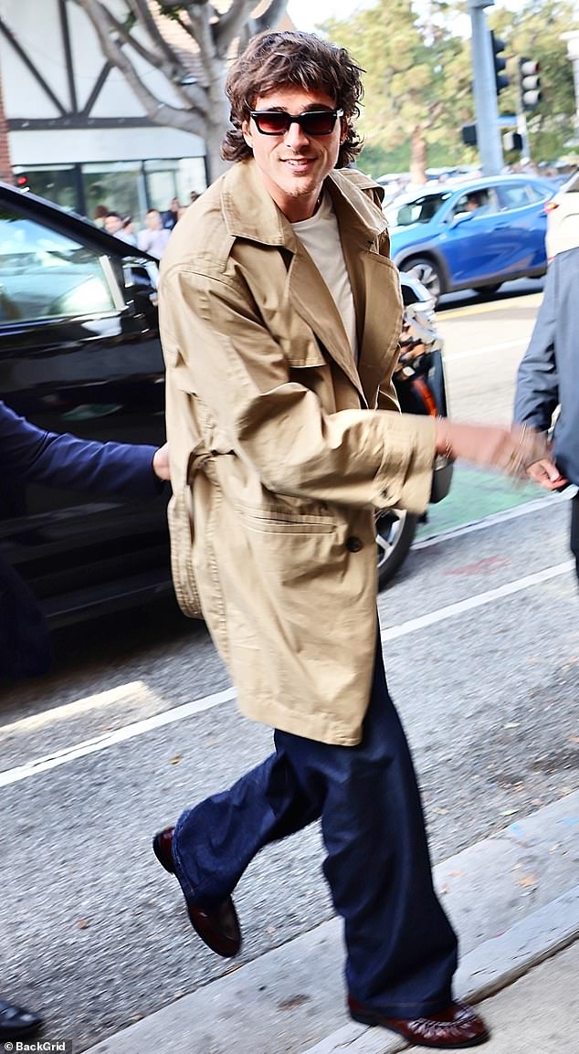 وظهر الممثل، البالغ من العمر 28 عامًا، بابتسامة عريضة عندما تم الترحيب به من قبل حشد من المعجبين المتجمعين خارج مسرح Aero، وبدا وسيمًا كما كان دائمًا في معطف واقٍ من المطر وحذاء جلدي.