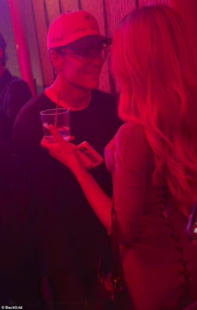 وأظهرت مقاطع أخرى من الليل برادي وهو يميل بالقرب من إيرل على حلبة الرقص