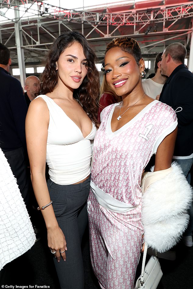 كما تم تصوير بالمر مع الممثلة ينبوع الشباب إيزا غونزاليس، التي كانت تتباهى بالانقسام في قمة بيضاء متدلية