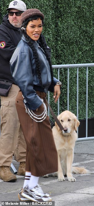 حضرت تيانا تايلور إلى حفلة Fanatics Super Bowl وهي تهز ضفيرتين بطول الخصر