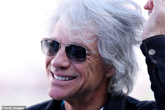 في هذه الأثناء، ظهر أيقونة الروك جون بون جوفي بشكل رفيع المستوى في الملعب، مواصلًا ارتباطه الطويل الأمد باتحاد كرة القدم الأميركي كواحد من أكثر الوجوه شهرة في الموسيقى لحضور أكبر أحداث الدوري بانتظام.