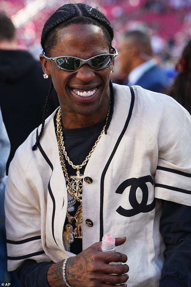 وفي مكان آخر داخل الملعب، لفت ترافيس سكوت الانتباه عندما التقط صورًا من الخطوط الجانبية