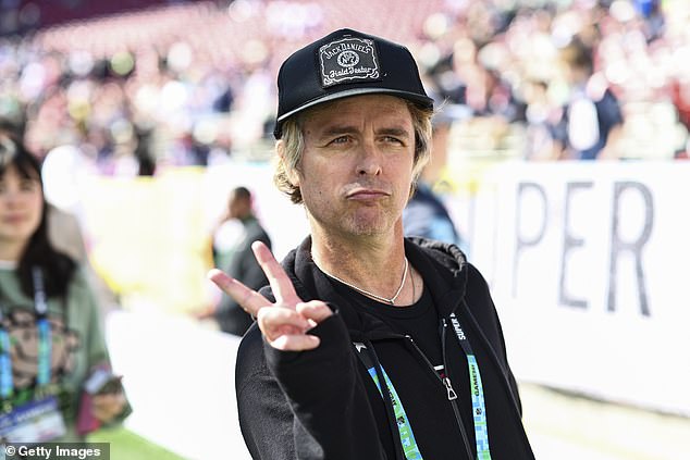 قدم بيلي جو أرمسترونج من Green Day أغنية سلام أثناء سيره في الملعب