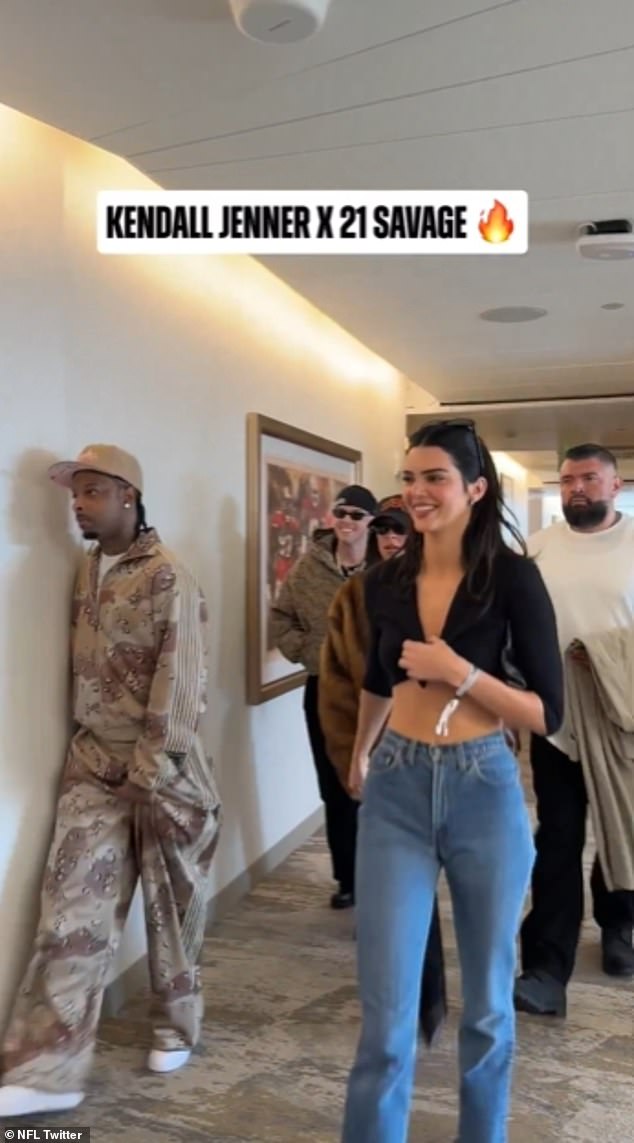 ومن بين الوافدين الأكثر إثارةً للدهشة كانت كيندال جينر، التي لفتت الأنظار وهي تشق طريقها عبر الملعب مرتدية قميصًا قصيرًا أسود وجينزًا أثناء توجهها نحو جناح خاص.