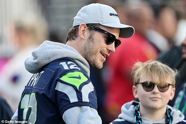 جعل كريس برات الأمر شأنًا عائليًا أيضًا، حيث حضر المباراة جنبًا إلى جنب مع ابنه قبل أن يتولى مهام الاستضافة عندما قدم فريق سياتل سي هوكس قبل انطلاق المباراة