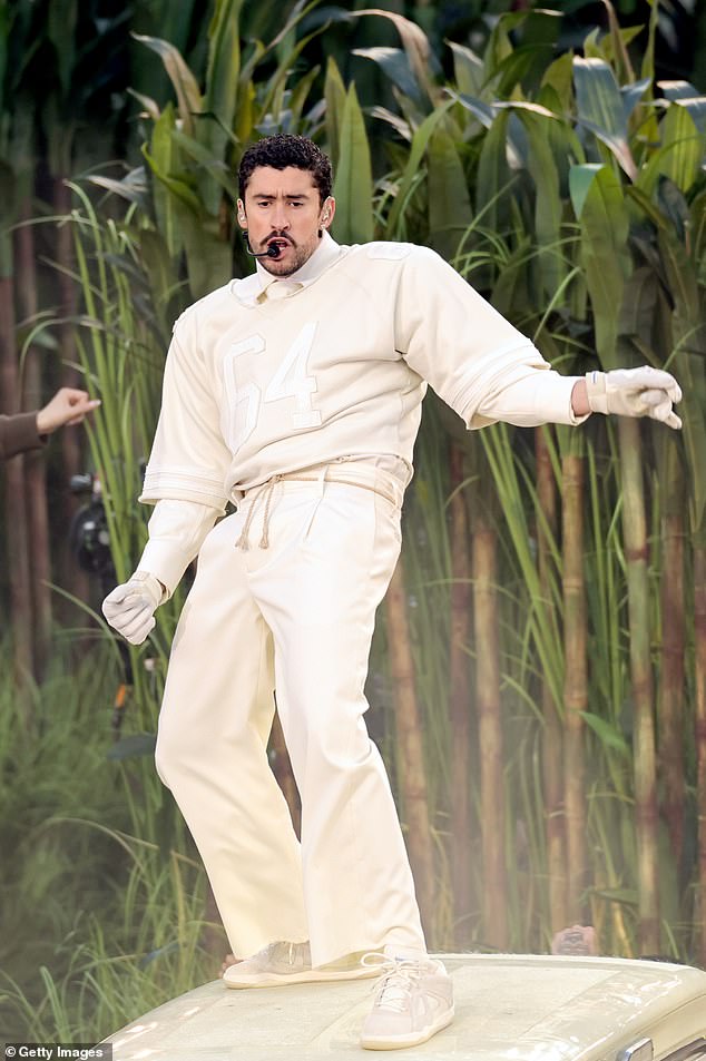 بالإضافة إلى الدفاع عن نفسه، قام المؤدي بالتقاط صورة في عرض نهاية الشوط الأول الرسمي الشهير لـ Bad Bunny في Super Bowl، الأمر الذي أثار فضيحة بعض المشاهدين الحساسين عندما تمت ترجمة كلماته الإسبانية في الغالب؛ تم تصوير Bad Bunny في Super Bowl يوم الأحد