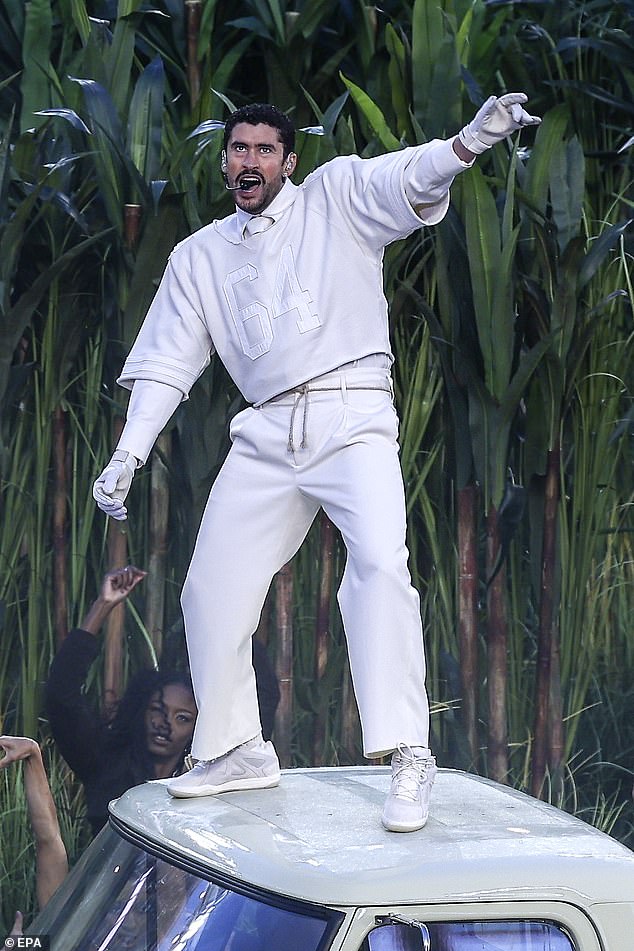 جلب الفنان المولود بينيتو أنطونيو مارتينيز أوكاسيو الثقافة البورتوريكية إلى المسرح الضخم في مقطع تم توقعه بشكل صحيح باعتباره لحظة تاريخية للشعب اللاتيني