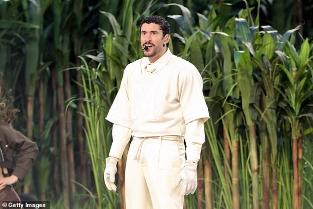 قام Bad Bunny بأداء كامل باللغة الإسبانية - حيث تم تسجيل جميع موسيقاه باللغة الإسبانية، على الرغم من تعاونه مع فنانين يجيدون اللغة الإنجليزية.