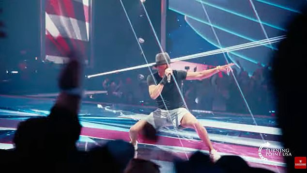 بقي المشجعون مقتنعين بأن كيد روك قام بمزامنة الشفاه مع أدائه في عرض نهاية الشوط الأول البديل Super Bowl LX في Turning Point USA مساء الأحد، حيث أعلن شخص واحد أنها 