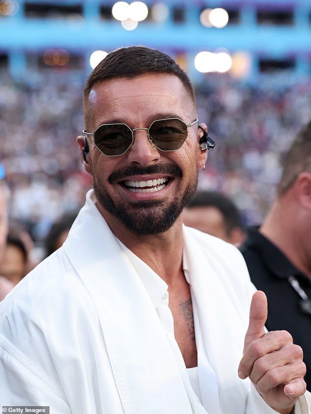 عمل مارتن سابقًا مع Bad Bunny في عام 2018 على مسار Caro