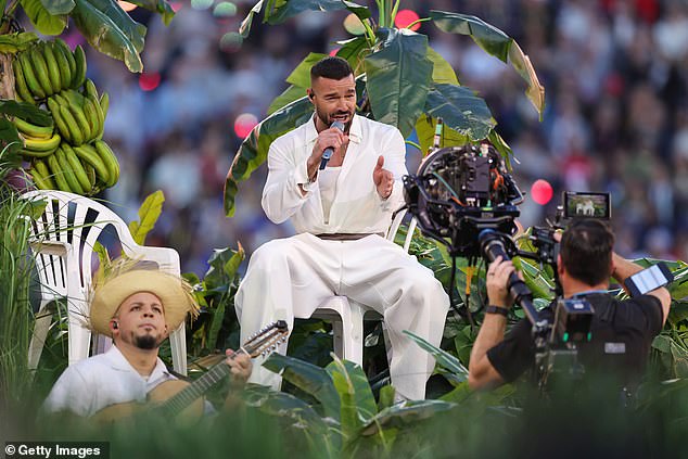 قدم مواطن سان خوان، بورتوريكو أداءً جزئيًا أثناء جلوسه بجوار شجرة لسان الحمل، تكريمًا لغلاف ألبوم Debí Tirar Más Fotos لفرقة Bad Bunny.