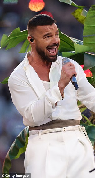 عبر الإنترنت، يتحدث العديد من الأشخاص عن المظهر الشبابي لـ Livin 'La Vida Loca - حيث قال أحد الأشخاص إنه يُقارن بشكل إيجابي بالنجم الرئيسي Bad Bunny، 31 عامًا