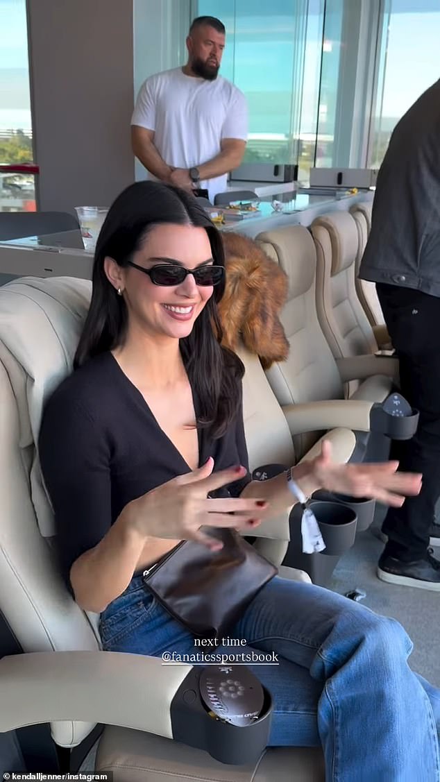 ارتدت جينر بلوزة سوداء منخفضة القطع مع بنطال جينز أزرق