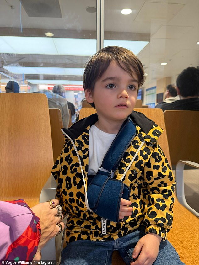 وشاركت الشخصية التلفزيونية والإذاعية، 40 عامًا، عبر وسائل التواصل الاجتماعي مساء الأحد، أن ابنها الأصغر، البالغ من العمر ثلاثة أعوام، كان يرتدي معلاقًا بعد الحادث