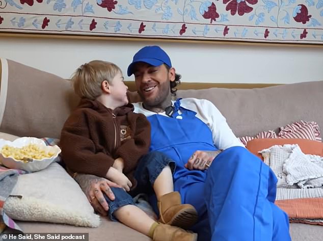 شارك بيت أيضًا رد فعله المضحك على إعلان لويز في البودكاست الخاص بها أنها ستطلب منه أن يكون الأب الروحي لها ولابن رايان ليو.