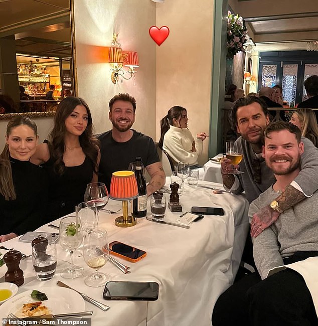 في الشهر الماضي، أعلن الزوجان أن شركة الإنتاج الخاصة بهما استحوذت على البودكاست الخاص بـ لويز وخطيبها رايان ليبي He Saad, She Saad (في الصورة مع صديقة سام تاليثا).