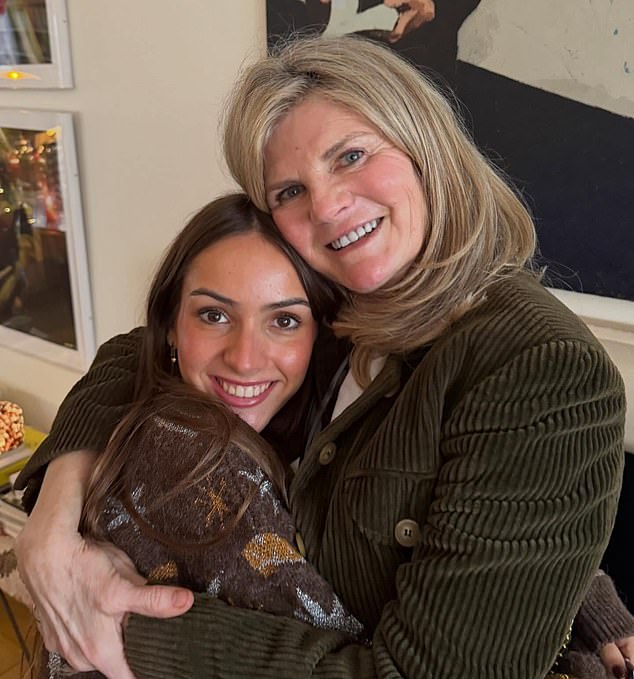 أقيمت احتفالات تريني البسيطة في منزلها الأنيق في لندن، والتي بدأت مع وجبة الإفطار بعد عودة الطالبة ليلى من الدراسة في مدريد (في الصورة ليلى وسوزانا)