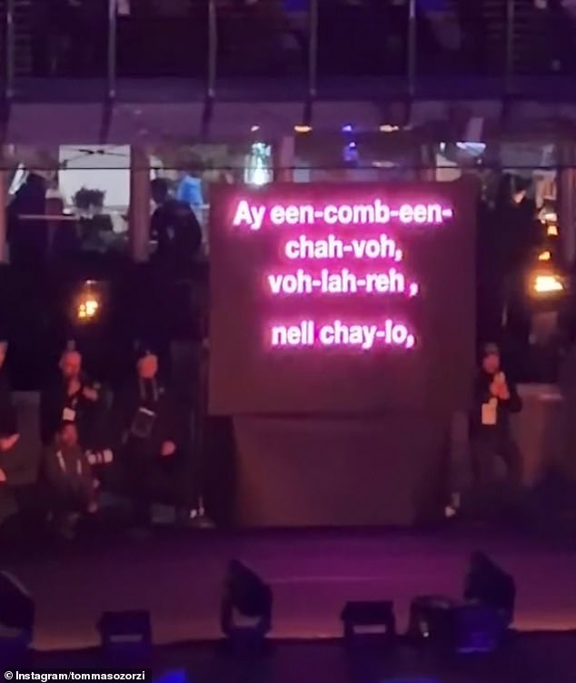 تم تداول مقطع فيديو للمغني، 56 عامًا، وهو يقرأ كلمات Nel Blu Dipinto di Blu - المعروف باسم Volare، مع تفصيل صوتي لكلمات الأغنية الإيطالية