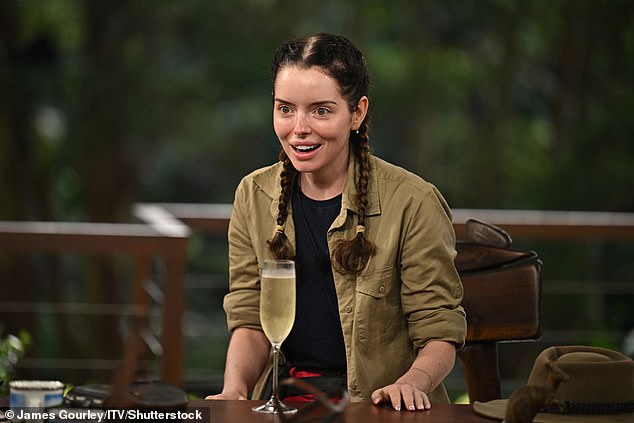 منذ ظهورها في برنامج المواعدة ITV2 منذ ما يقرب من سبع سنوات، زادت مسيرة مورا المهنية من قوة إلى قوة من خلال ظهورها في العديد من البرامج التلفزيونية في المملكة المتحدة.