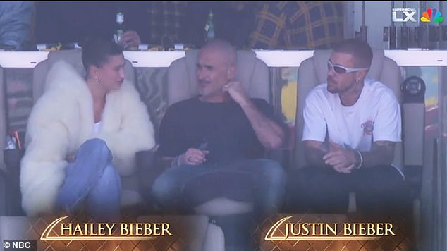 كانت فتاة الغلاف مع زوجها جاستن بيبر الذي كان يرتدي قميصًا يحمل وشمًا بينما بدا غير رسمي للغاية