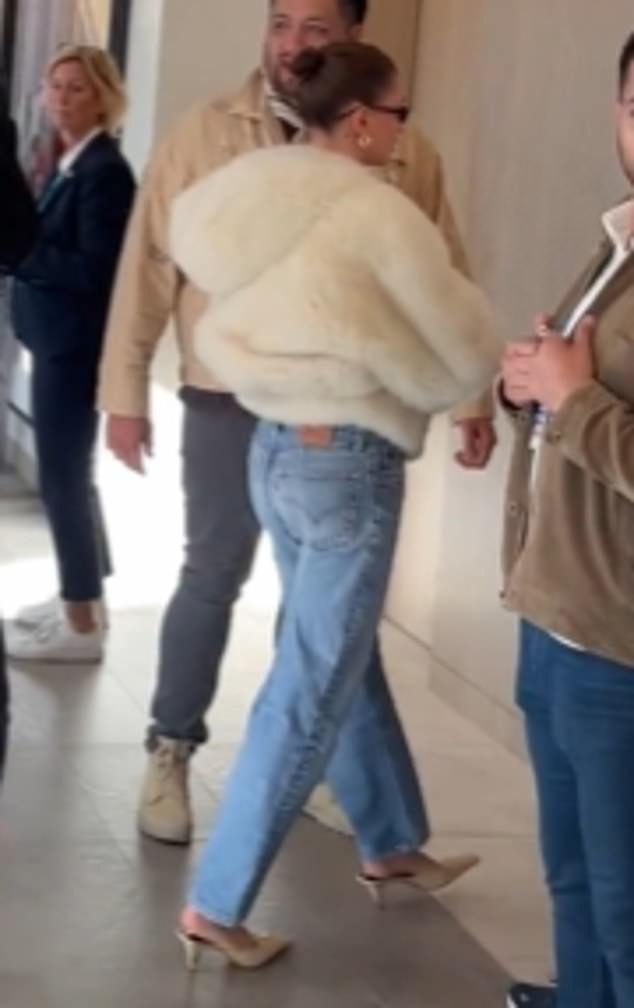 كما تمسكت ابنة الممثل ستيفن بالدوين بحقيبة صغيرة باللون البيج بينما تم سحب شعرها إلى الخلف