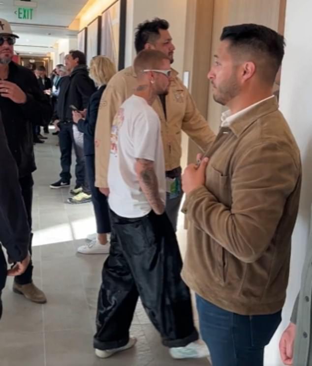 كان المغني يرتدي بنطالًا أسودًا كبيرًا