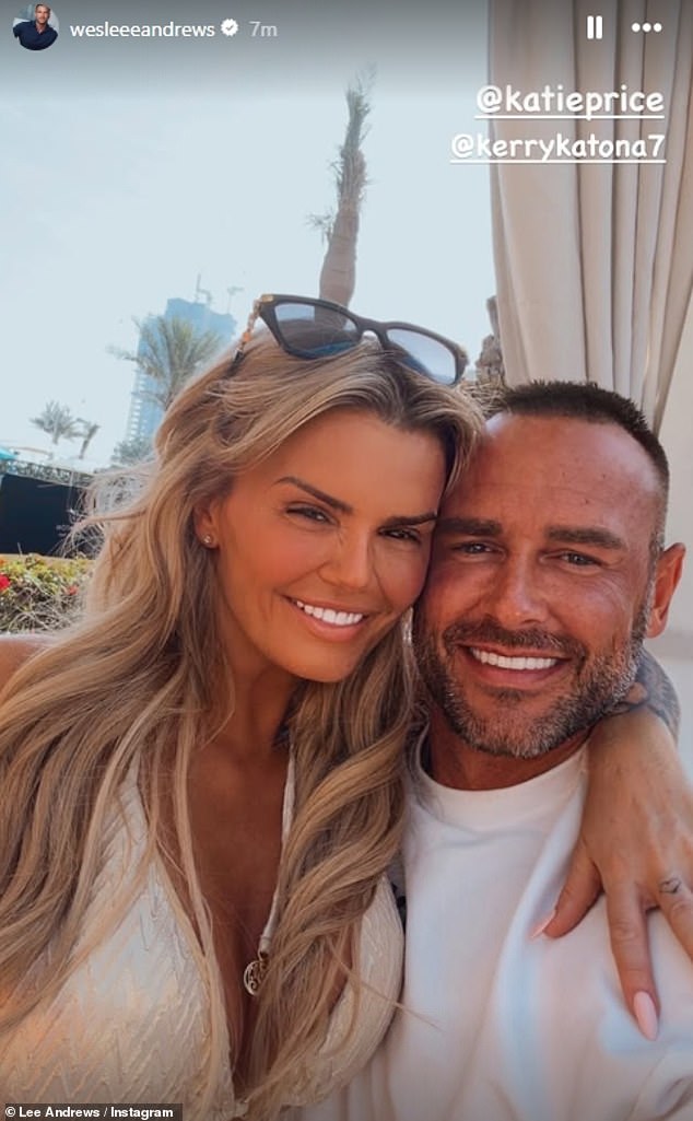 ثم شارك لي صورة لنفسه مع كيري وهي تلتف حوله بذراعها